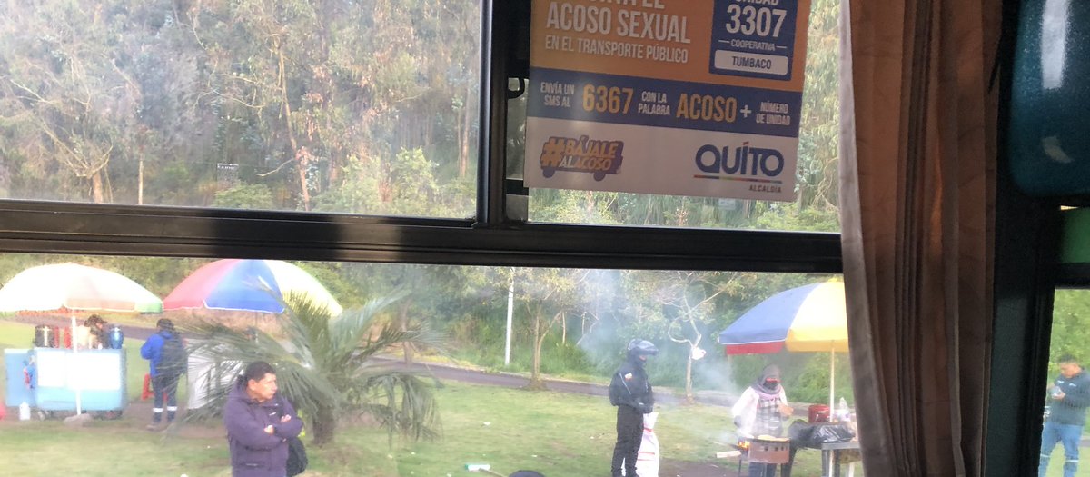 Los nuevos mercados en Quito se extienden a las paradas de buses sobre la autopista Simón Bolívar #ChaoPabel Ándate no más, no hay quien regule el uso del espacio público #QuitoSinAlcalde