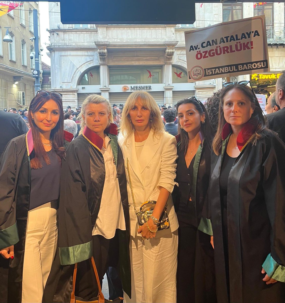 TBB’nin yargının kurucu unsuru savunmanın işlevsiz hale getirilme girişimine karşı yaptığı çağrı üzerine İstanbul Çağlayan Adliyesi’nde“Savunmayı Savunuyoruz” sloganı altında düzenlenen etkinliğe Baromuzu temsilen Baro Başkanımız Av. Funda Öztürk Altuntaş katılmıştır.