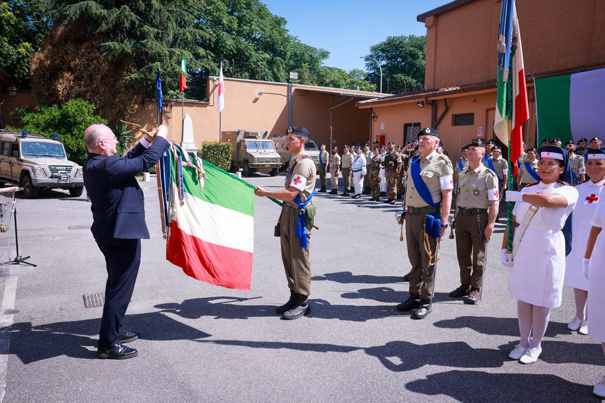 Croce Rossa Italiana (@crocerossa) on Twitter photo Un momento di grande emozione per i Corpi Ausiliari della CRI alla Caserma “Pierantoni”.
Il Presidente <a href="/rosariovalastro/">Rosario Valastro</a> ha apposto le medaglie del Tempo della Gentilezza sulle bandiere dei Corpi Ausiliari della CRI per l’impegno mostrato durante l’emergenza pandemica. Un momento di grande emozione per i Corpi Ausiliari della CRI alla Caserma “Pierantoni”.
Il Presidente <a href="/rosariovalastro/">Rosario Valastro</a> ha apposto le medaglie del Tempo della Gentilezza sulle bandiere dei Corpi Ausiliari della CRI per l’impegno mostrato durante l’emergenza pandemica.