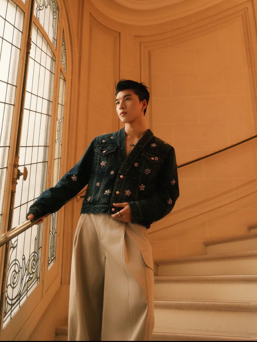 meomiu151's tweet photo. @LouisVuitton Big thanks to Louis Vuitton for inviting HIEUTHUHAI to experience the magic of LVMenSS26 up close
#HIEUTHUHAIxLVMenSS26 
#HIEUTHUHAIxLouisVuitton 
#HIEUTHUHAI 
HIEUTHUHAI in Paris for LVMenSS26 https://t.co/R1v3Tuqfe7