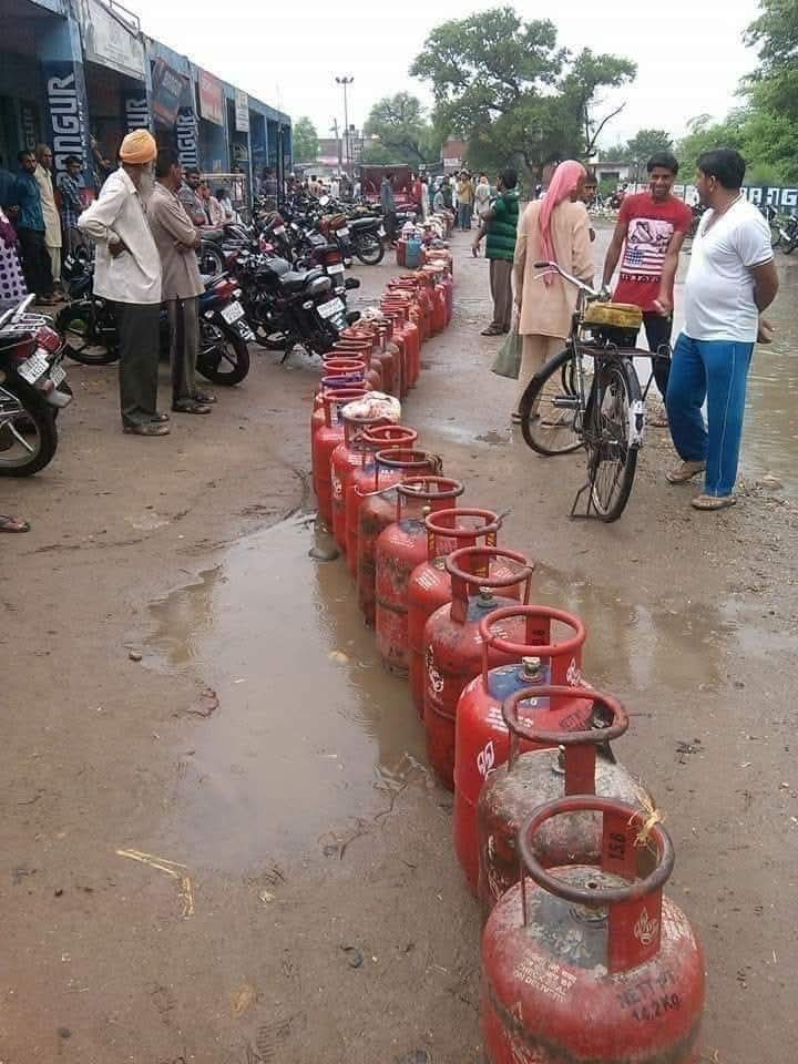 ianujbabu's tweet photo. तब सिलिंडर 450 का था https://t.co/IhxCc09ZIL