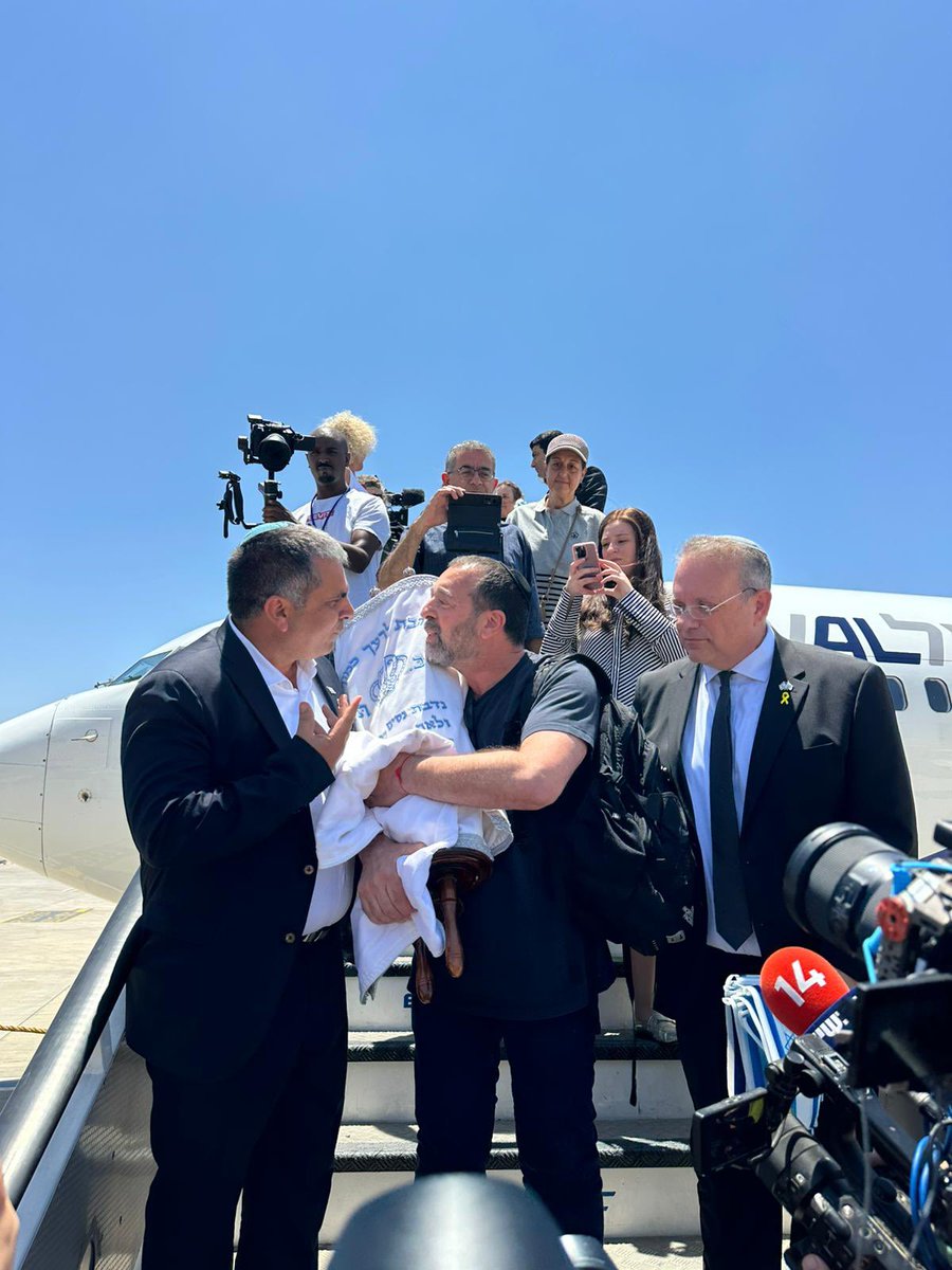 תמונת הניצחון: למרות המלחמה - אף אחד לא ביטל! קבלו את 110 העולים החדשים שנחתו היום בישראל 🇮🇱

התרגשתי במיוחד לקבל את פני 110 העולים החדשים שנחתו בנתב״ג. יש רגעים שקשה להסביר במילים - לראות יהודים יורדים מהמטוס ומנשקים את אדמת ארץ ישראל זה פשוט רגע של צמרמורת.

רוב העולים הגיעו