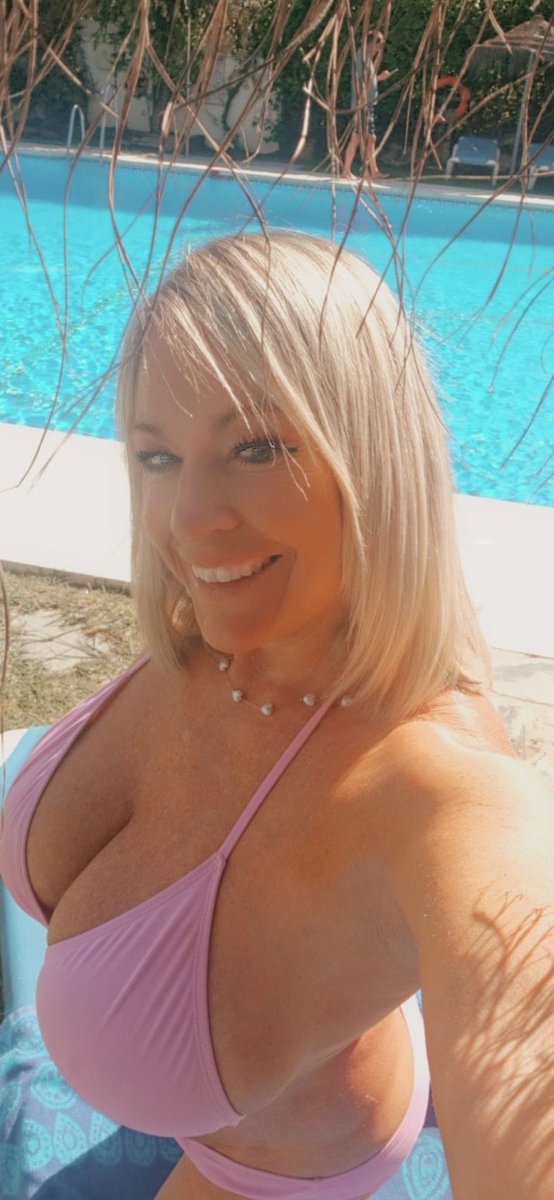 Who’s up for a dip &amp; more 😋