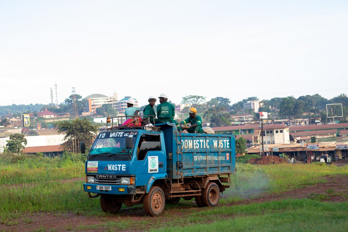 NwanneObahor's tweet photo. Uganda isn’t starting from scratch in the fight to #BeatPlastic.
Youth-led startups like @yo_waste supported by @UNDP are using digital platforms to connect homes & businesses with waste collectors, making recycling efficient & traceable. ♻
#WorldEnvironmentDay https://t.co/f9CvcmVR3r