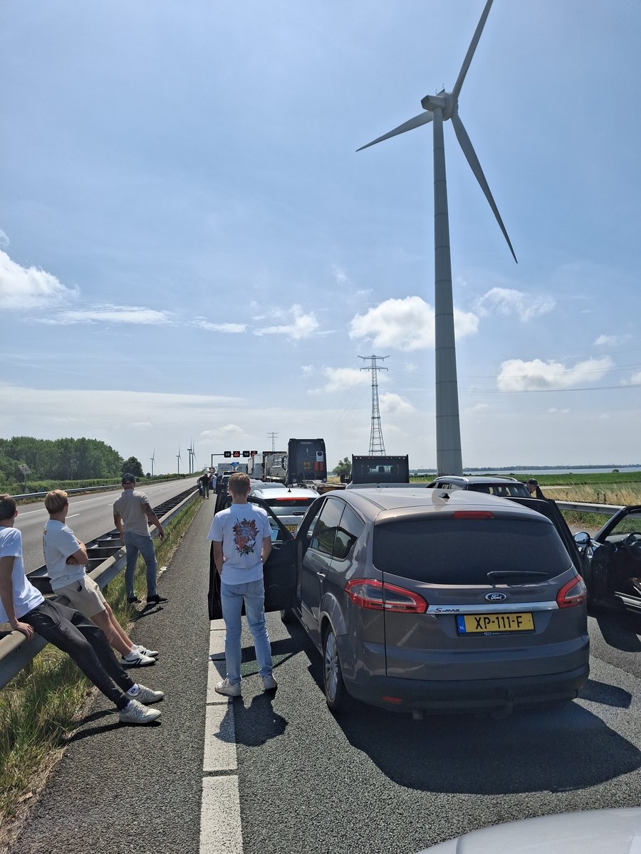 Het is weer eens zo. De slagbomen van de  #Haringvlietbrug op de #A29 gaan weer eens niet open.