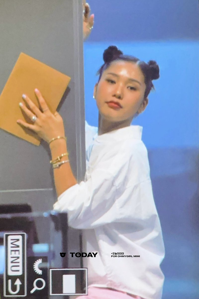 오마이걸은 진짜 진국입니다..정말 진국..진짜 진국...그렇게 착한 사람들 처음봄... 착하고 예쁘고ㅠㅠㅠ 흥분해서 쓴 내 트윗을봐 마지막 사진 내 편지임ㅠㅠㅠㅠ (봉투 크기만 다르지 내용길이는 비슷함 A4한장)
근데 진짜 실물이 미치겟음 진짜 예쁨