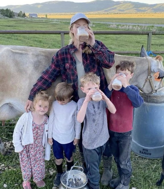 AlpacaAurelius's tweet photo. the masculine urge to make someone a mother of 4 on a farm https://t.co/BOeYmTgA53