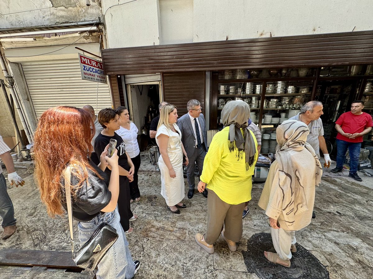 AK Parti İl Başkanımız Muhammet Subaşıoğlu, AK Parti Merkezefendi İlçe Başkanımız Duygu Canbaz ve AK Parti Merkezefendi İlçe Kadın Kolları Başkanımız Tuğba Şahiner Ulus, Kaleiçi Çarşısı’nda işyerinde yangın meydana gelen esnafı ziyaret etti.