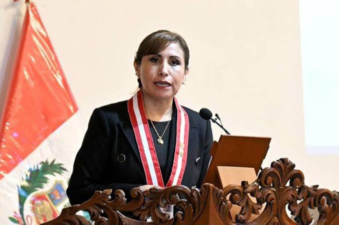 🔎 La suspensión dispuesta por el Juzgado Supremo de Investigación Preparatoria fue emitida en el marco de la investigación seguida a Benavides por los presuntos delitos de cohecho pasivo especifico, abuso de autoridad y encubrimiento personal en agravio del Estado.