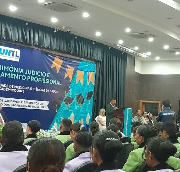 Directivos de la Facultad de Medicina y Ciencias de la Salud de la UNTL reconocen la importante labor desempeñada por la #BMCTL🇨🇺🇹🇱en la formación de los nuevos galenos que egresan de la #ESM siendo una muestra de solidaridad y altruismo con el hermano pueblo timorense.