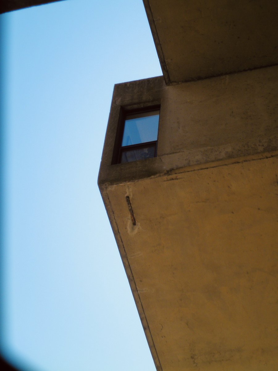 Echo_send's tweet photo. HABITAT 67 - 354 blocs - 1967 - Montreal 

Des blocs de béton qui flottent.
Un Tetris pour humains, un village vertical.
Chaque logement a son orientation, sa lumière, son bout de ciel.
À la fois futuriste et fatigué. https://t.co/ybOLPOUiHn