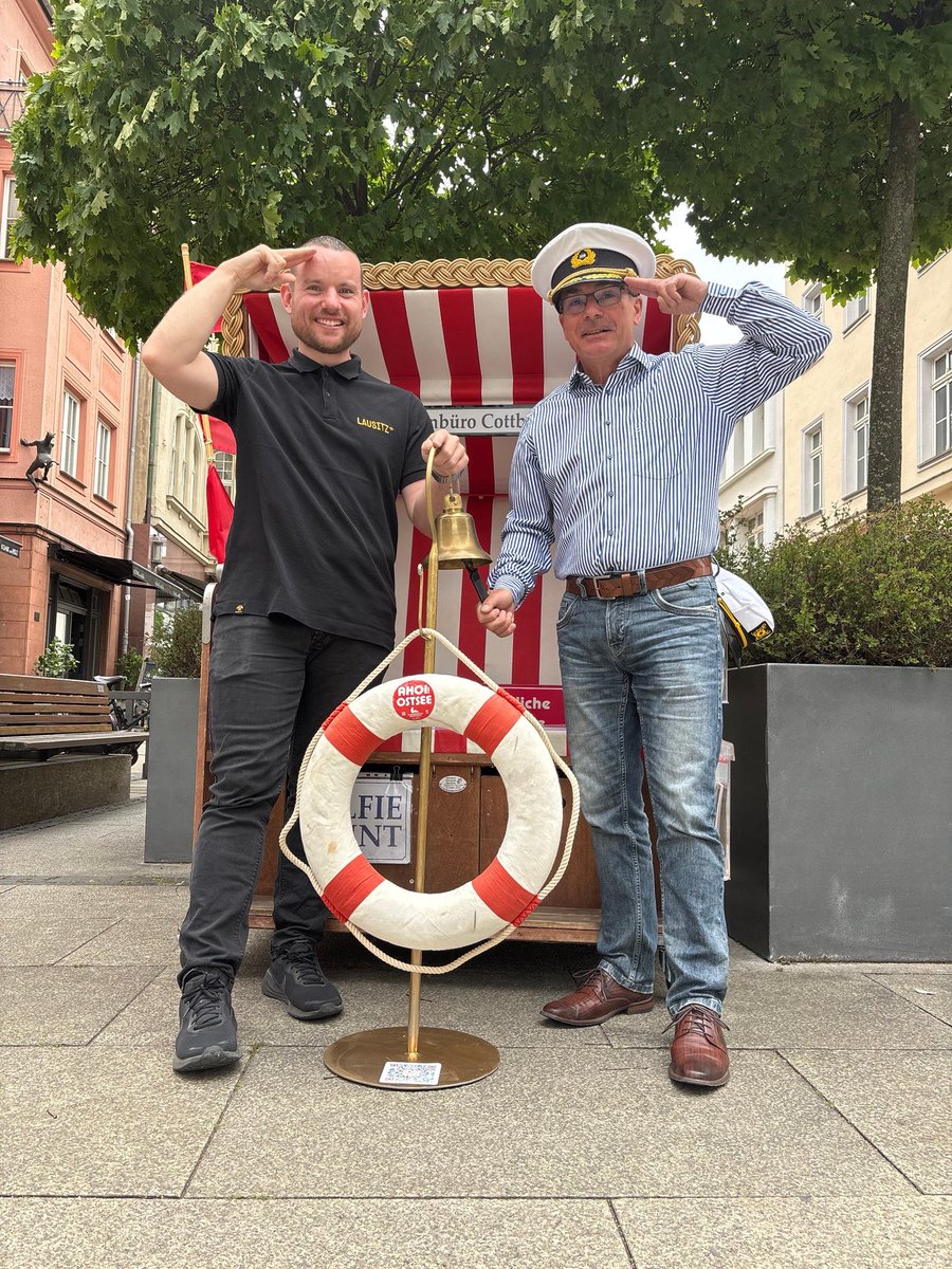 #TagdesSeemaans 👨‍✈️

Das einzige Hafenbüro ohne Wasseranbindung, der einzige Likör für den Cottbuser Ostsee, der 1️⃣ Hafenkapitän in Boomtown Cottbus - Rocco Schmidt ! 🚢

Ein Dank an all diejenigen die jeden Tag auf hoher See ihr Leben riskieren!