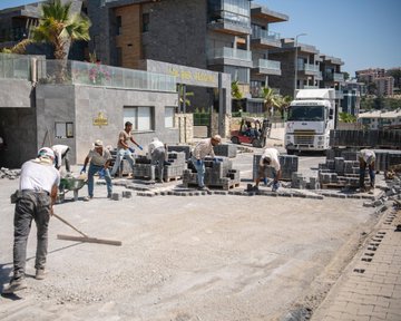 Kuşadası Ege Mahallesi’nde Kilit Parke Taşı Çalışmaları