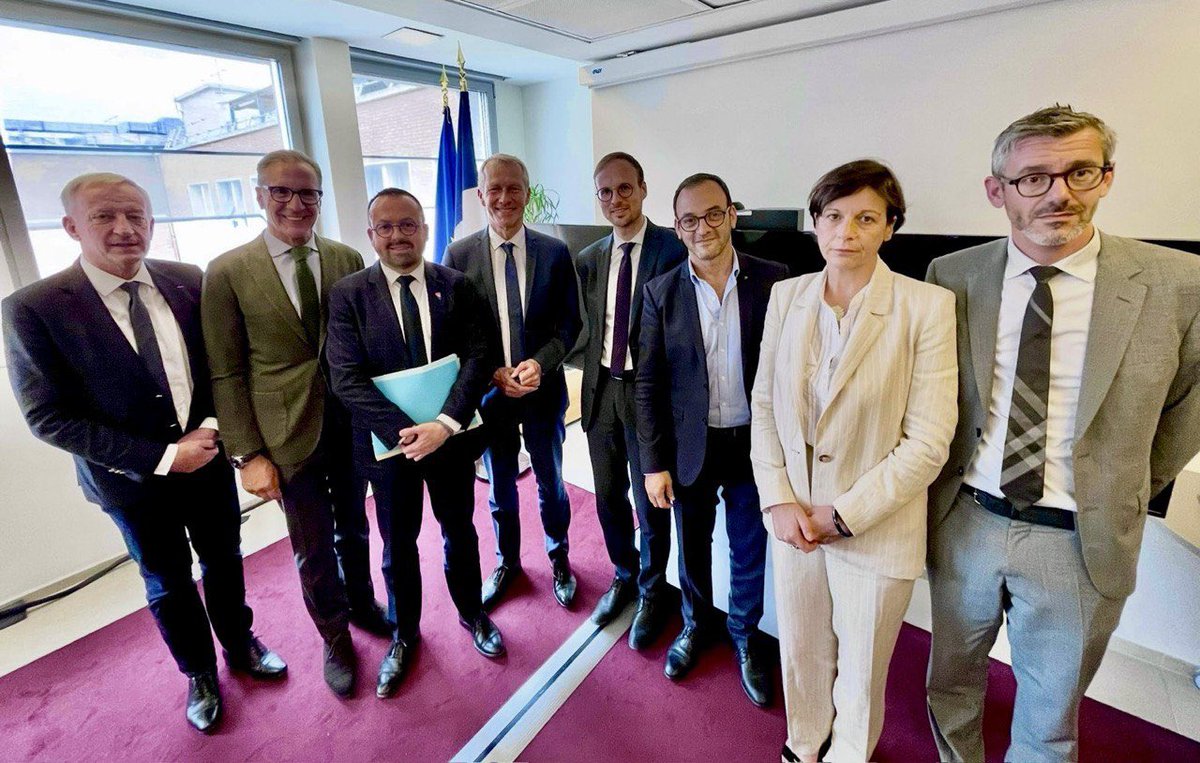 Dr. Yannick Neuder (@yannickneuder) on Twitter photo Très heureux d’avoir reçu ce matin au ministère les parlementaires de la Mayenne, accompagnés du Président du département et du maire de Laval.
 
Aux côtés des services de l’Etat, préfecture et ARS, nous avons échangé avec franchise et de façon constructive sur la situation de Très heureux d’avoir reçu ce matin au ministère les parlementaires de la Mayenne, accompagnés du Président du département et du maire de Laval.
 
Aux côtés des services de l’Etat, préfecture et ARS, nous avons échangé avec franchise et de façon constructive sur la situation de