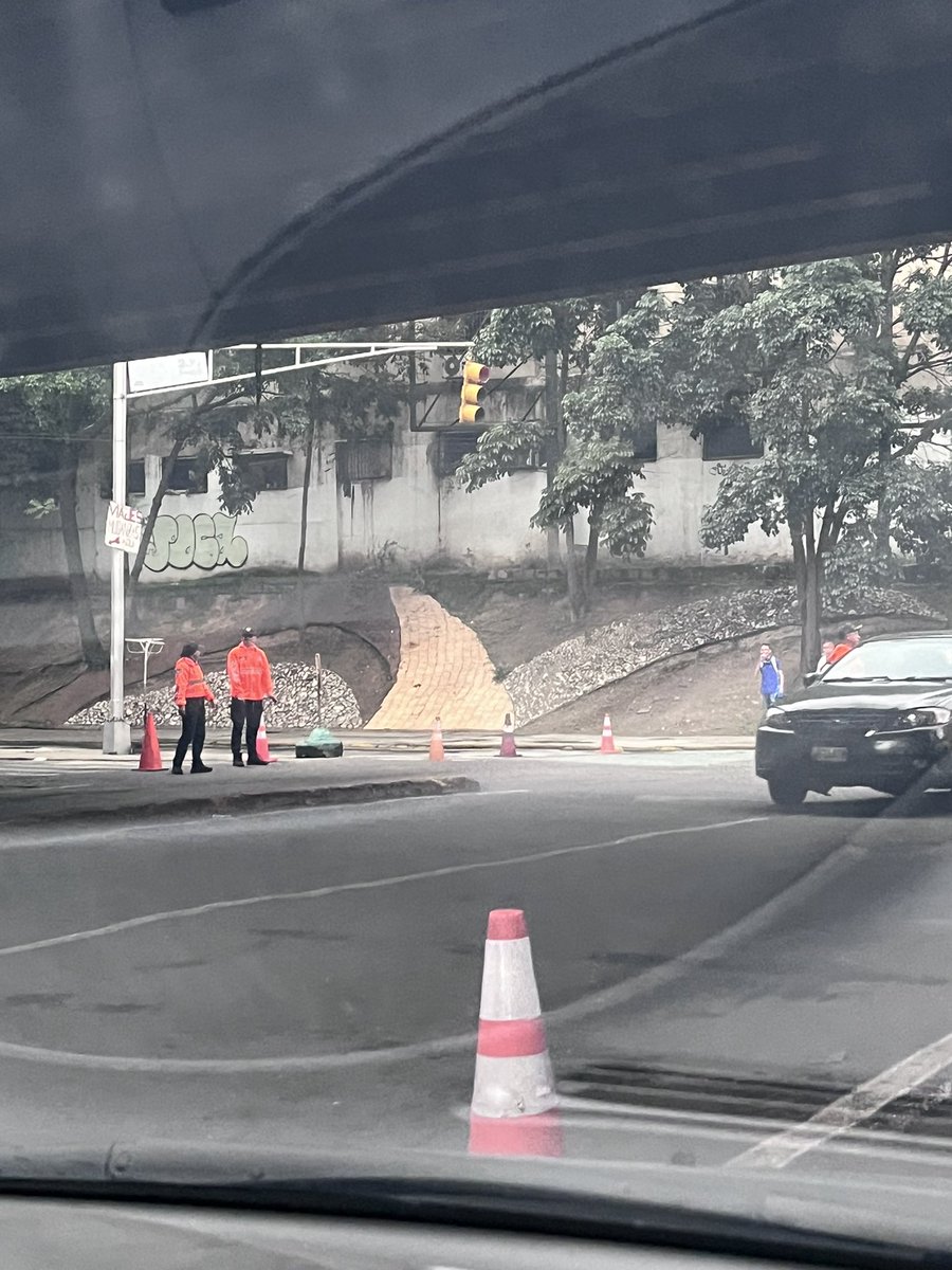#25jun Cerrado el paso desde el elevado de Mariperez hacia la av. Bolívar, sentido a la sede de la CANTV, debido a una manifestación oficial. 

Efectivos de la brigada de Tránsito de la PNB y Policaracas en el lugar dirigiendo los vehículos en el elevado de Mariperez y Plaza Vzla
