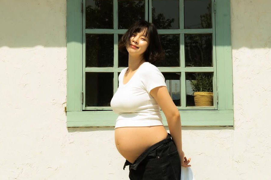 revistakoreain's tweet photo. Por meio de fotos nas redes sociais, #ChoiYoonRa compartilhou com os fãs que está à espera de seu primeiro filho.

A atriz se casou em novembro do ano passado com seu marido não celebridade.

cr: Soompi https://t.co/IpOqZR5EHA