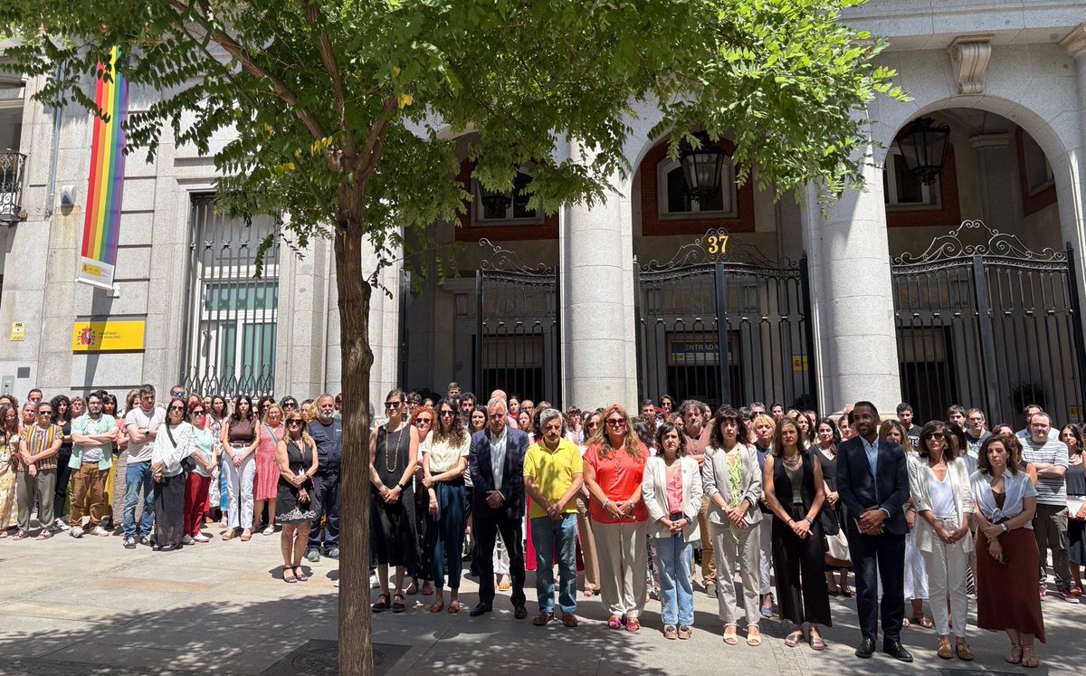 Ministerio de Igualdad (@igualdadgob) on Twitter photo ⚫La ministra de Igualdad, <a href="/_anaredondo_/">Ana Redondo</a>, ha participado esta mañana en el minuto de silencio convocado por el Ministerio de Igualdad, en repulsa por los últimos asesinatos machistas. ⚫La ministra de Igualdad, <a href="/_anaredondo_/">Ana Redondo</a>, ha participado esta mañana en el minuto de silencio convocado por el Ministerio de Igualdad, en repulsa por los últimos asesinatos machistas.