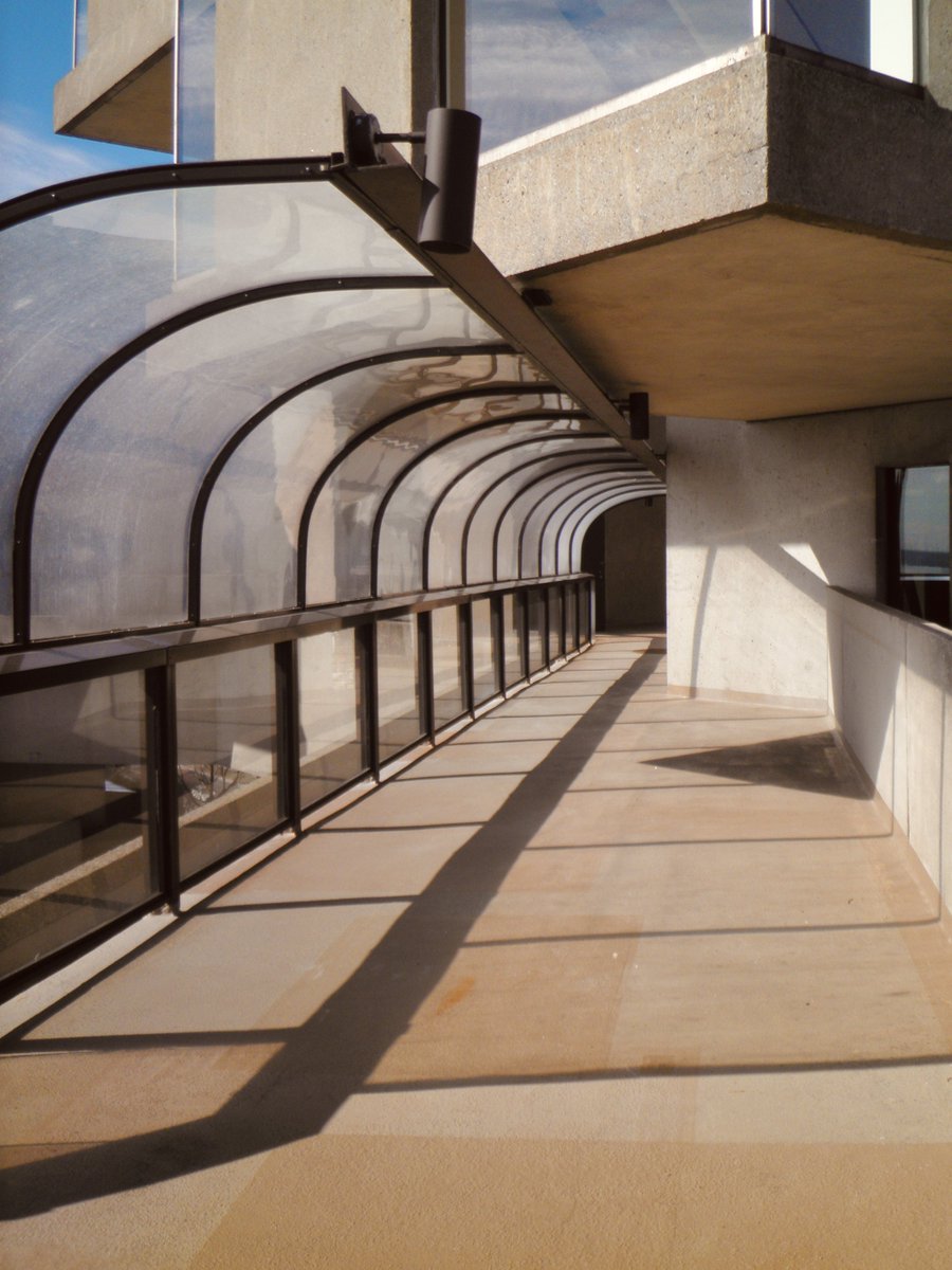 Echo_send's tweet photo. Toutes les photos sont prises avec un Olympus X-960, un appareil photo compact de 2011 acheté pour quelques euros. Le plus important dans une photo, c’est sa composition, sa lumière et son mouvement.

#Habitat67 #MosheSafdie #Expo67 #ModularArchitecture #Brutalism #OlympusX960 https://t.co/seIlzQHeOZ