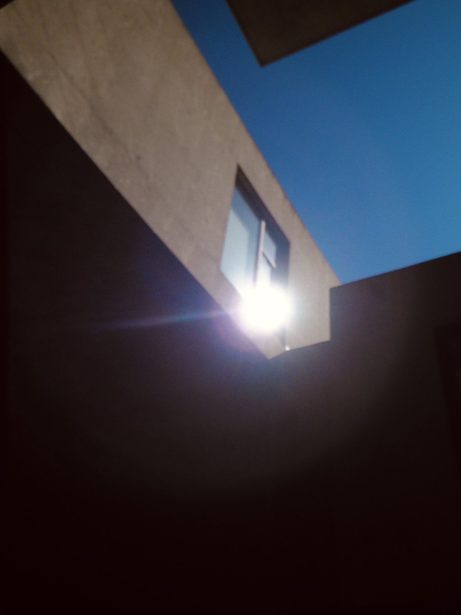 Echo_send's tweet photo. Toutes les photos sont prises avec un Olympus X-960, un appareil photo compact de 2011 acheté pour quelques euros. Le plus important dans une photo, c’est sa composition, sa lumière et son mouvement.

#Habitat67 #MosheSafdie #Expo67 #ModularArchitecture #Brutalism #OlympusX960 https://t.co/seIlzQHeOZ