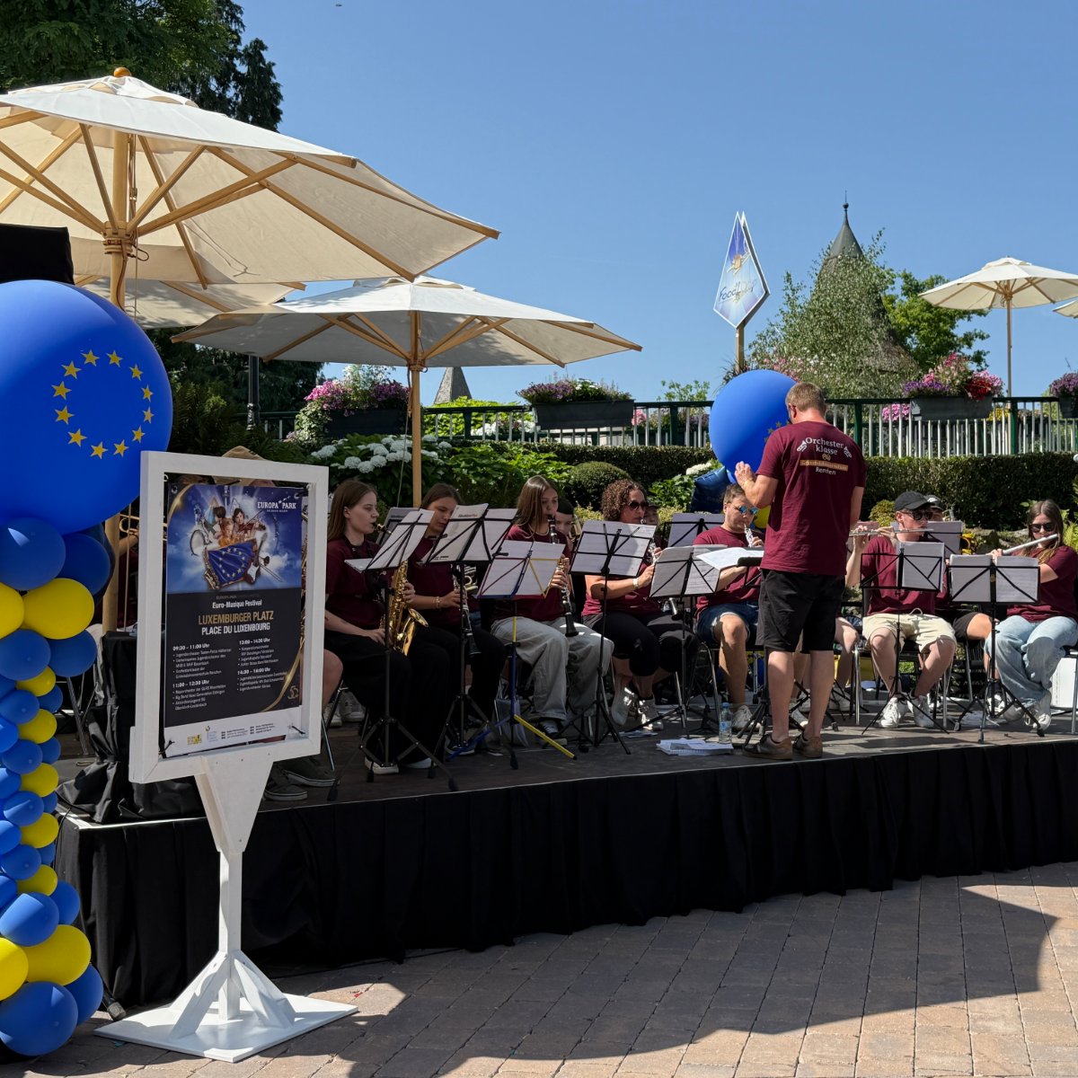 ThomasMack_EP's tweet photo. Heute beim Euro-Musique Festival im Europa-Park erfüllen über 100 Ensembles aus Schulen, Musikschulen und der Amateurmusik den gesamten Park mit ihren Klängen. 🎶 Ein Tag voller musikalischer Vielfalt, leidenschaftlicher Auftritte und Begegnungen, die Grenzen überwinden! 🌍🎺 https://t.co/pUSjcJOKOD