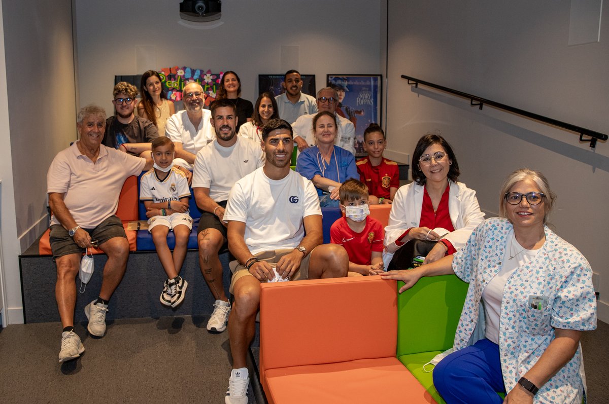 SonEspases's tweet photo. ⚽💛 Marco Asensio visita l’àrea d’Oncologia Pediàtrica i el programa #OncologiaFit de #SonEspases. Moments plens d’emoció amb els infants i les famílies, amb pilotes signades i berenar saludable. Gràcies per sumar salut, esport i esperança! 🙌#FundacióMarcoAsensio #ASPANOB https://t.co/D6AEntmlk5