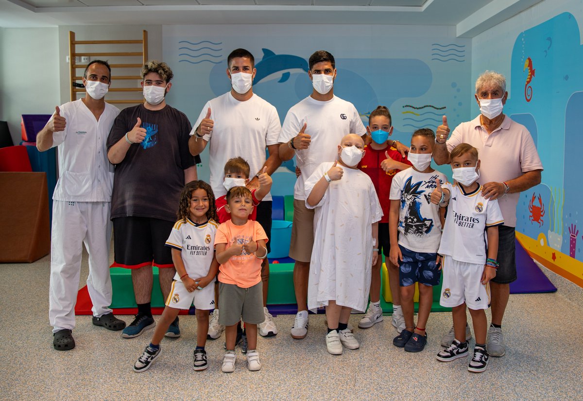 SonEspases's tweet photo. ⚽💛 Marco Asensio visita l’àrea d’Oncologia Pediàtrica i el programa #OncologiaFit de #SonEspases. Moments plens d’emoció amb els infants i les famílies, amb pilotes signades i berenar saludable. Gràcies per sumar salut, esport i esperança! 🙌#FundacióMarcoAsensio #ASPANOB https://t.co/D6AEntmlk5