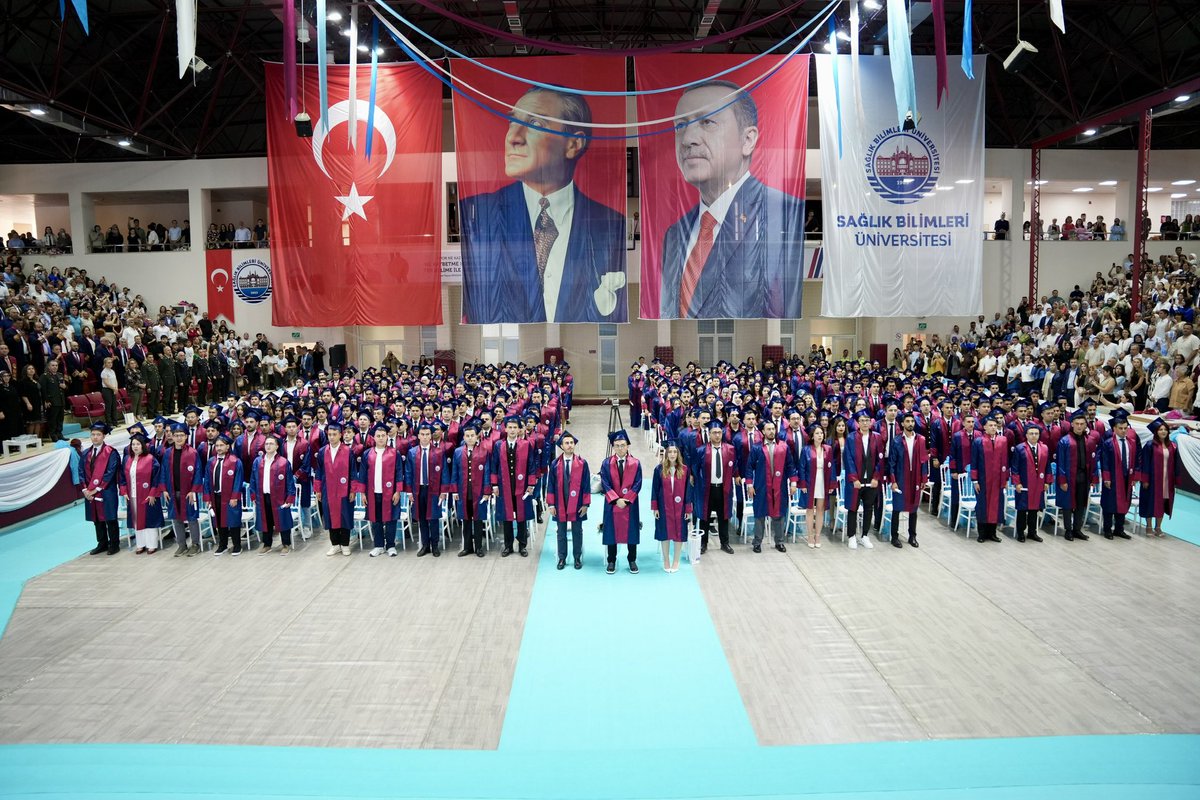Gülhane Tıp Fakültesi Mezuniyet Töreni, Rektör Yardımcımız ve GTF Dekanımız Prof. Dr. Mehmet Ali Gülçelik’in ev sahipliğinde, Gülhane Külliyesi Spor Salonu’nda coşkulu bir atmosferde gerçekleştirildi.

Beyaz önlükle başlayan bu uzun ve meşakkatli yolculuğun sonunda, hekimliğe ilk