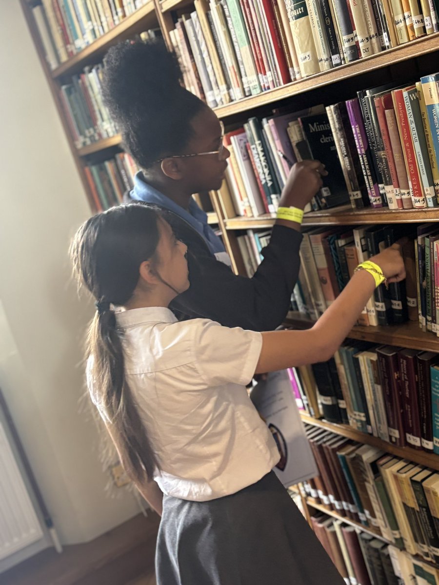 Wow look at all these books in the <a href="/OscottCollege/">St. Mary's Seminary, Oscott</a> college library. No wonder our <a href="/BhamDES/">Birmingham Diocesan Education Service</a> priests are so wise <a href="/OscottCollege/">St. Mary's Seminary, Oscott</a> <a href="/BCPP__/">🧡Catholic Primary Partnership🧡</a>