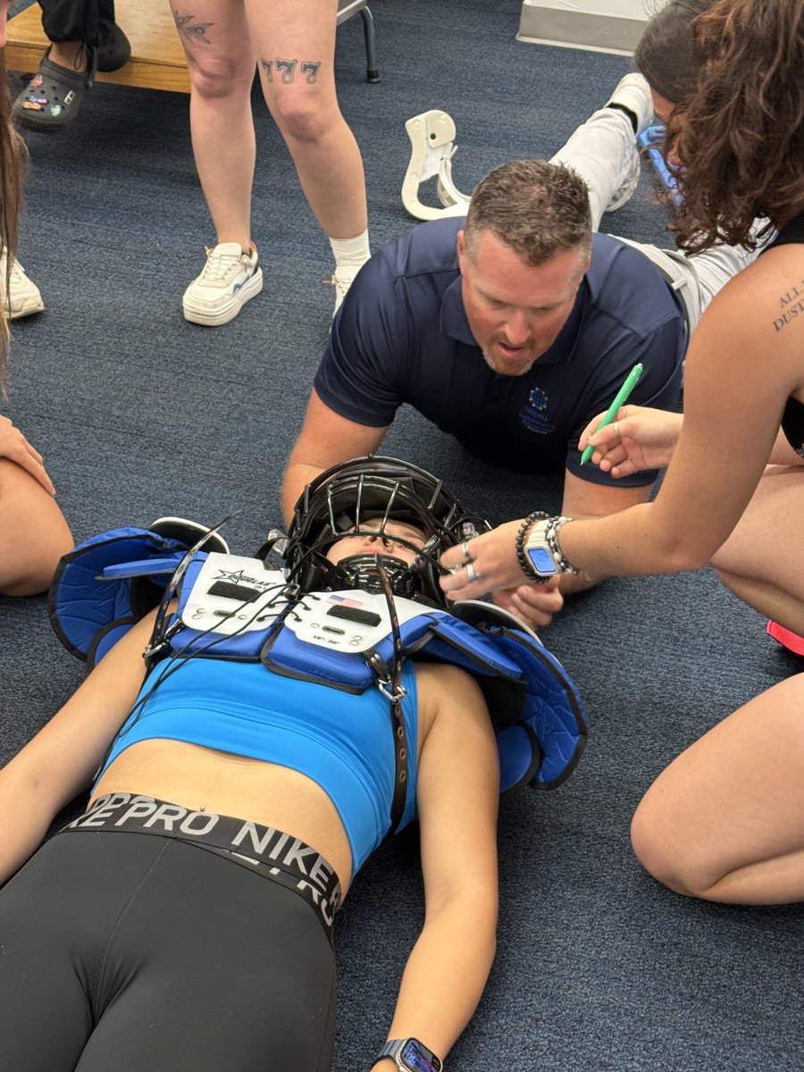 Buffalo_AT's tweet image. Thank you to Dr. Joe Bart for teaching the 1st years about spinal motion restriction. Dr. Bart is an emergency medicine physician at ECMC, the Buffalo Fire and Police Departments & Buffalo Police SWAT physician #UBuffalo #UBSPHHP #EMS