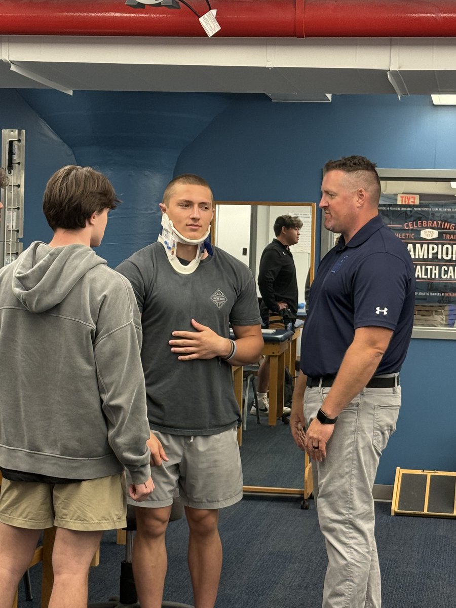 Buffalo_AT's tweet image. Thank you to Dr. Joe Bart for teaching the 1st years about spinal motion restriction. Dr. Bart is an emergency medicine physician at ECMC, the Buffalo Fire and Police Departments & Buffalo Police SWAT physician #UBuffalo #UBSPHHP #EMS
