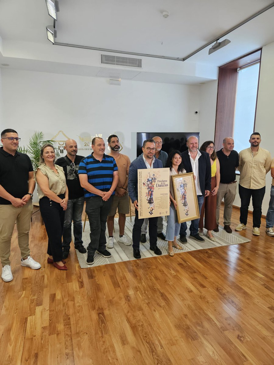 laradiocanaria's tweet image. 🟠 Presentación del cartel oficial de La Proclama de Las Danzas, en La Palma. Un acto que aúna todas las tradiciones populares de la Isla Bonita.

📹 @paiz_eugenia 

📻 #InformativosLRC 
📡 rtvc.es/la-radio-canar…