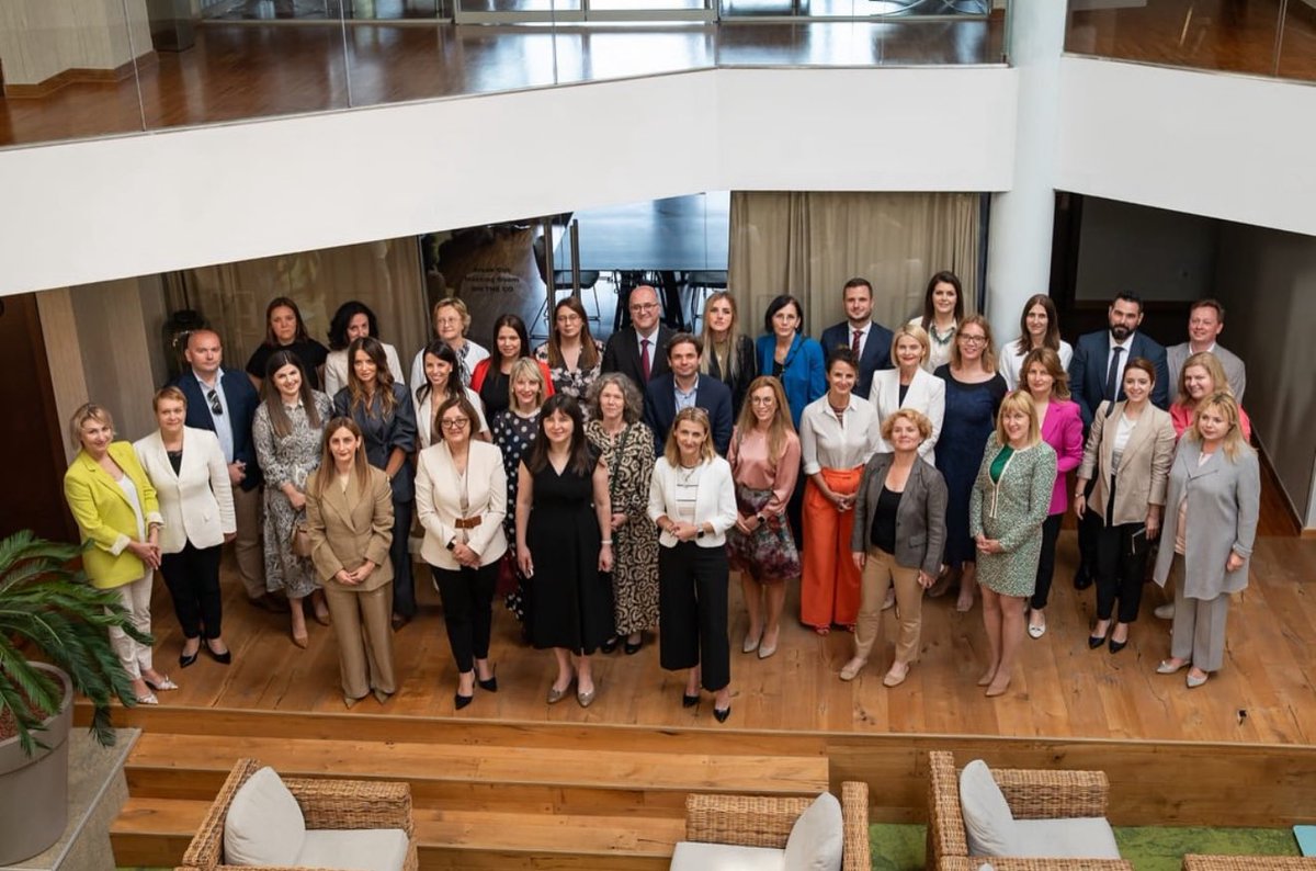 Predrag Zenović, glavni pregovarač Crne Gore s Evropskom unijom, učestvovao je na CEF Forumu 2025 u Bečićima, kao jedan od panelista na prvoj sesiji pod nazivom:
"Izgradnja jačih institucija u procesu pristupanja EU".