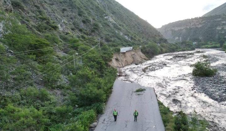 #25jun....En la vía entre Ejido y El Vigía sector Los Higuerones colapso totalmente la calzada principal, no hay paso vehicular