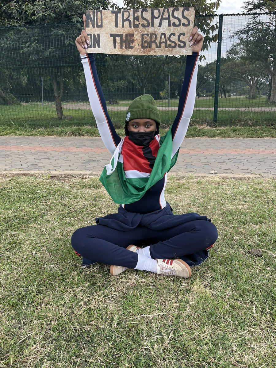 kigutasheilaa's tweet photo. Msinione nacheka hapa but nimechoka Kama mbuzi, I’ve fallen and been stampeded, burnt my fingers on teargas. Twisted both ankles na Sai tuko state house girls.  Leo tunalala statehouse! https://t.co/X9Th8v24CQ