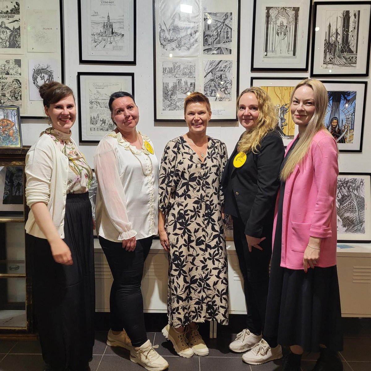 Tunnelmia eiliseltä. Yhdessä FinFamin kanssa toteutettu näyttelijöiden Miia Nuutilan ja Ella Pyhällön Poikani rakkaani -teatteriesitys sai Porin Kulttuuritalo Anniksen katsomon täyteen, paikalla oli yli 60 katsojaa! Lämmin kiitos kaikille mukana olleille! 💛 #mielenterveysomaiset