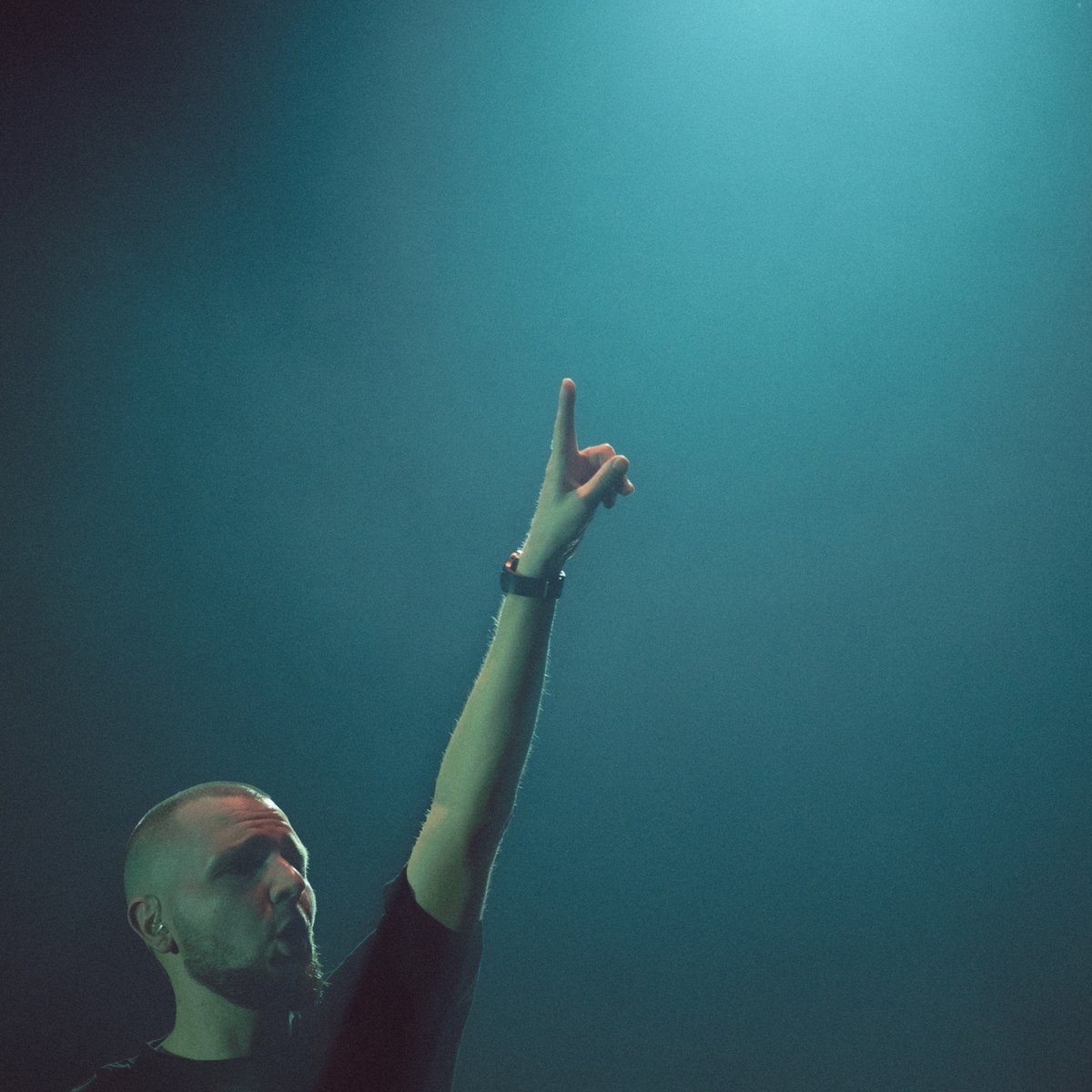 Kristaps Kazaks izveidoja video, kas atklāj martā notikušā lielkoncerta “Vienkārši vārdi” uzbūvi. Vizualizāciju komanda – Kristaps Kazaks un Emīls Kālis – izmantoja “TouchDesigner”, “Unreal Engine”, audio un kameras signālus, un šajā video dokumentēts gan radošais, gan tehniskais