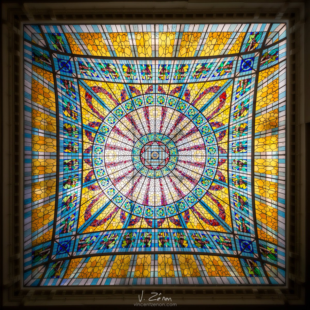 Enfin réussi à rentrer cette splendide verrière, en entier, dans un carré. Elle fait 15m de coté et elle est posée si bas qu'on croirait pouvoir la toucher.

Merveille de notre patrimoine Art-Déco rémois, dont nous célébrons le centenaire cette année.

©vincentzenon.com