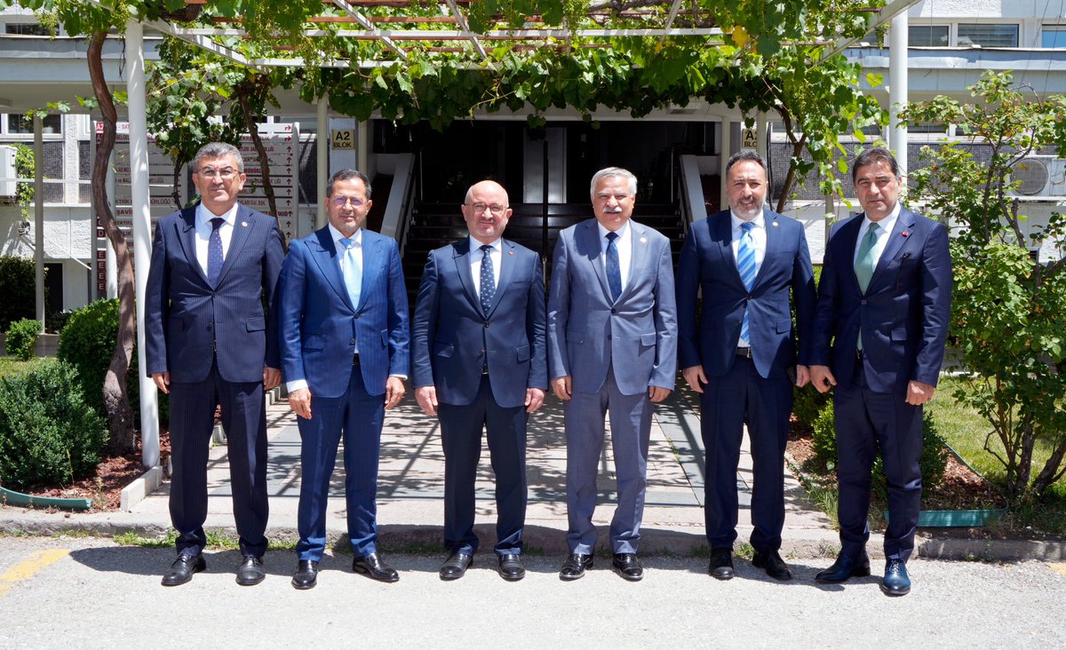 unalkaraman42's tweet photo. 📍TSE

Konya milletvekillerimizle birlikte Türk Standartları Enstitüsü Başkanımız Sayın Mahmut Sami Şahin’e yeni dönemi için hayırlı olsun ziyaretinde bulunduk. 

Sayın başkanımıza misafirperverliği için teşekkür ediyor, çalışmalarında üstün başarılar diliyorum. https://t.co/GZKvgEixvG