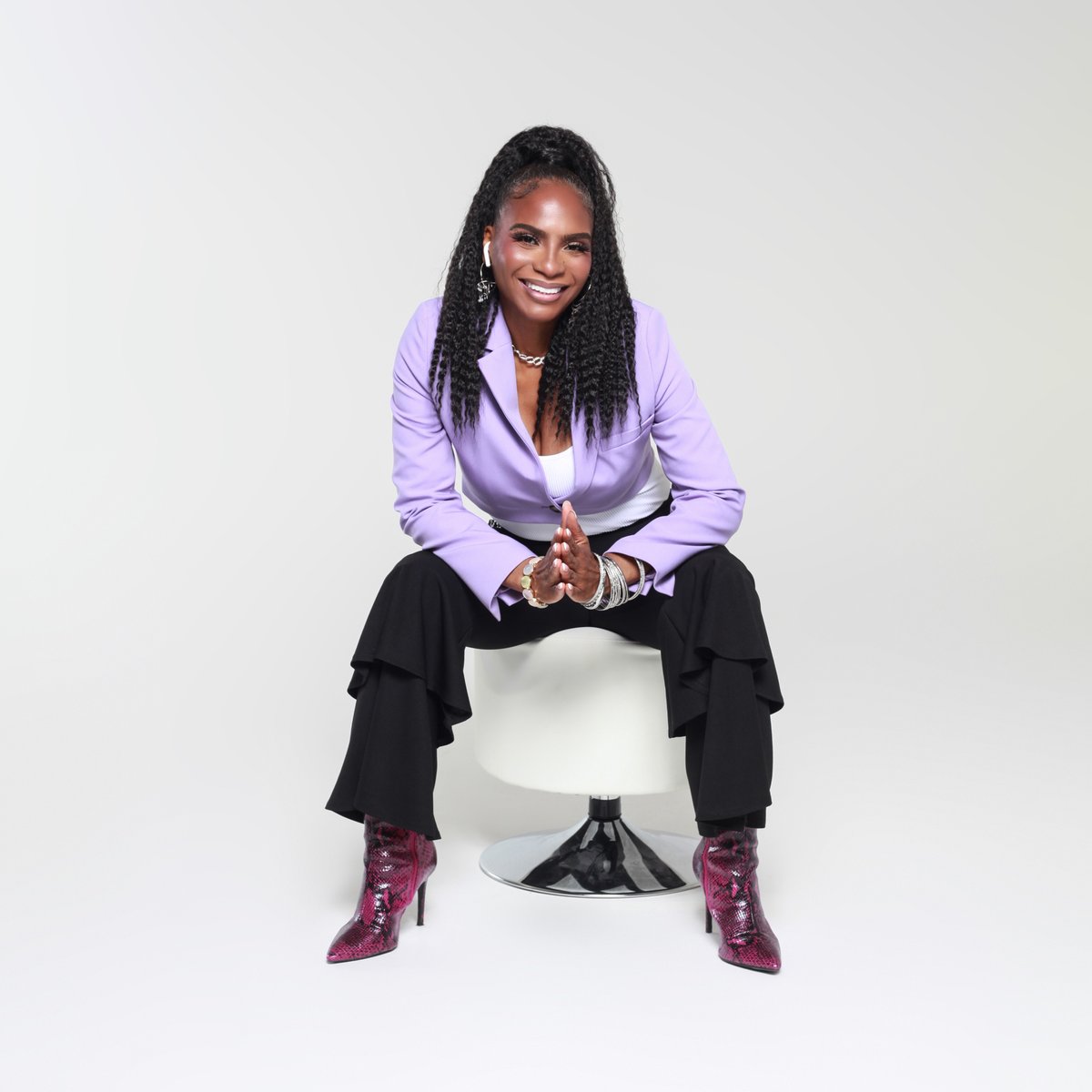 Affinity411's tweet image. Tired of leaving your humanity at the office door? 🚪 Your struggles aren't weakness; they're part of your story. You can't outsource humanity. ❤️ Let's build workplaces where we bring our whole selves, #grief and all. What's one small shift your workplace needs today? 🤔