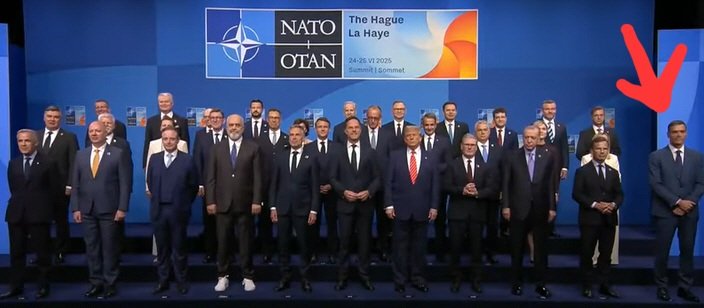 Un zángano, un paria, un ser repudiado por todo aquel que lo ha tratado, un personaje ridículo cuyo único "mérito" ha sido nacer en el pueblo más zoquete de Europa que lo aupó donde jamás debería haber llegado. 

Eso es el sanchismo a nivel nacional e internacional.