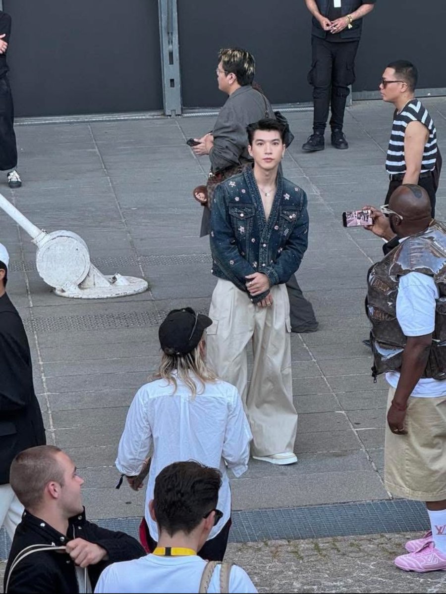 meomiu151's tweet photo. A proud Vietnamese moment at the heart of global fashion.
Grateful to Louis Vuitton for inviting HIEUTHUHAI to LVMenSS26.
#HIEUTHUHAIxLVMenSS26 
HIEUTHUHAI in Paris for LVMenSS26 https://t.co/BMRExy78sm