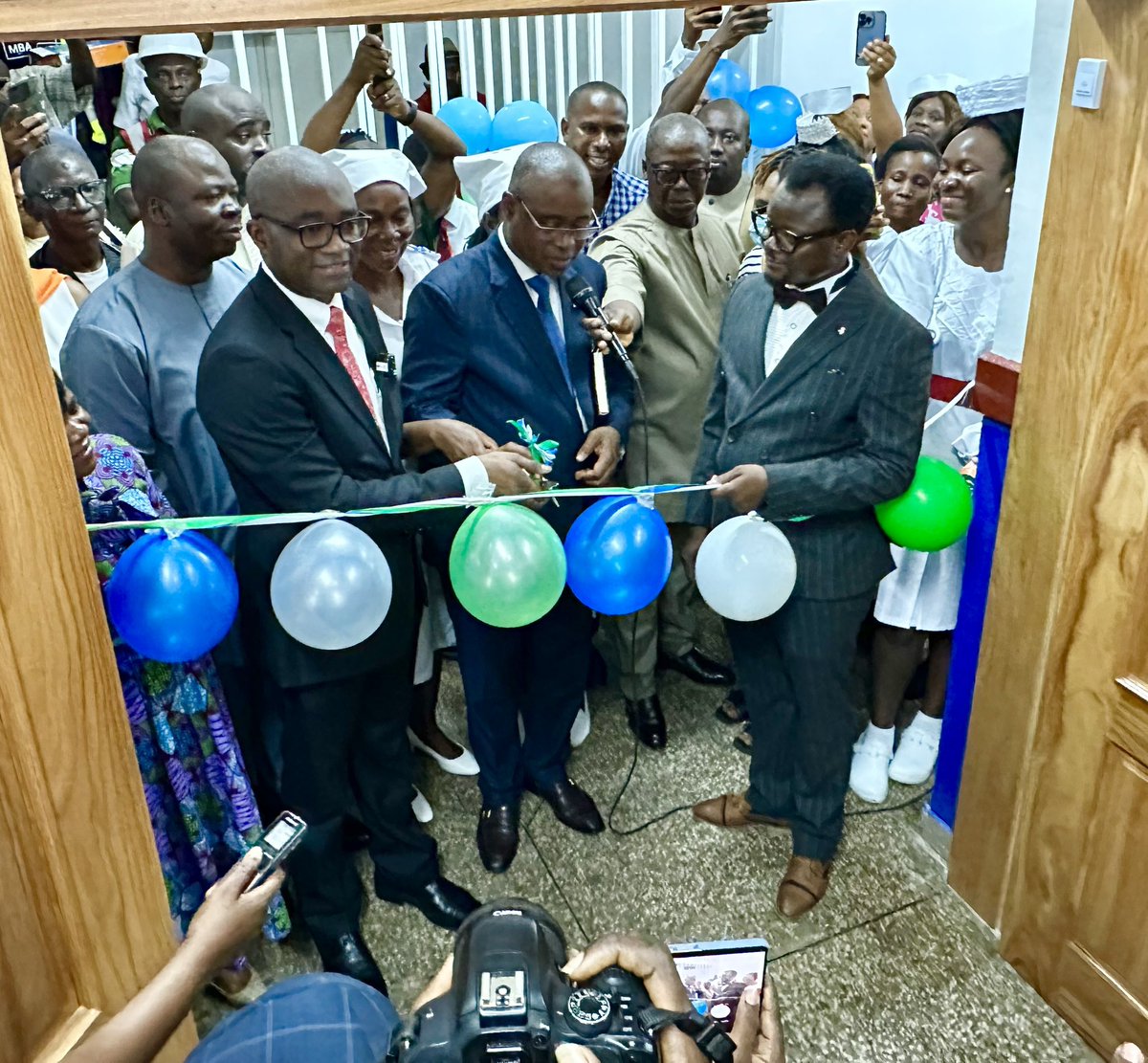 mohs_sl's tweet image. Another exciting news for #ConnaughtHospital as @CharlesSenessie reopens the newly renovated ICU with state-of-the-art equipment and uninterrupted oxygen supply. Funded by the Later Days Saints Church, this facility will now provide quality care to critically ill patients.