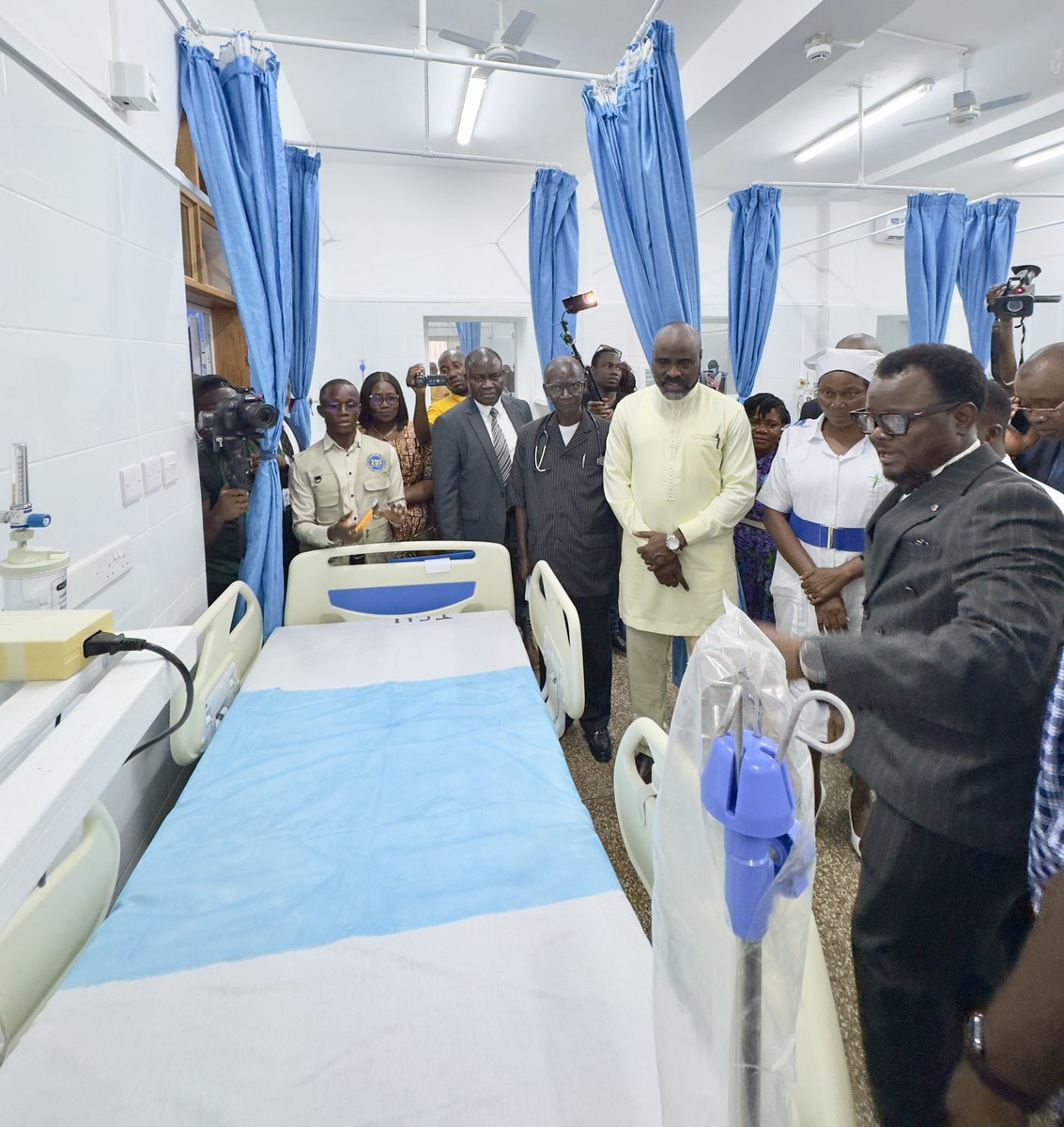 mohs_sl's tweet image. Another exciting news for #ConnaughtHospital as @CharlesSenessie reopens the newly renovated ICU with state-of-the-art equipment and uninterrupted oxygen supply. Funded by the Later Days Saints Church, this facility will now provide quality care to critically ill patients.