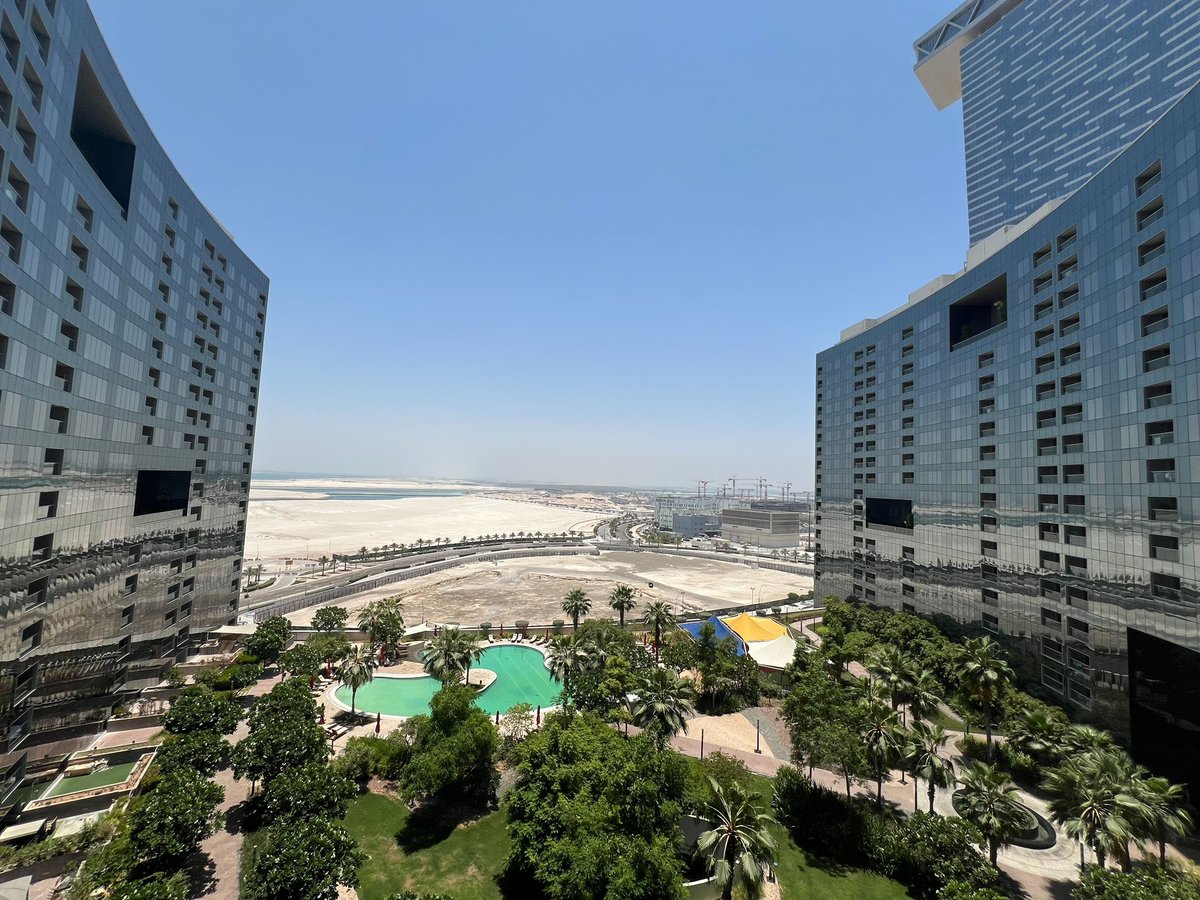 ／
中東情勢大丈夫…？
＼
みなさまから心配のお声を沢山頂き、感謝です。

停戦合意や増産決定など色々語られてますが…
大きなニュースの裏で、人々の暮らしは“平常運転”です。

とはいえ備えは大切ですね⚠️
現地の写真を添えておきます。
#中東 #情勢 #日常 #アブダビ