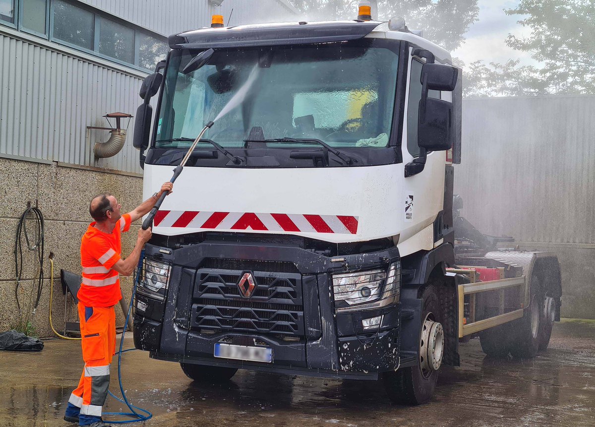 TRINOVAL80's tweet image. [#entretenir - #véhicule]
Un camion benne bien entretenu, c’est :
✔️ + de visibilité
✔️ + de sécurité
✔️ - de risques sur la route et sur site
Entretien = prévention !
#entretien #visibilité #sécurité #circulation #collecte #déchets