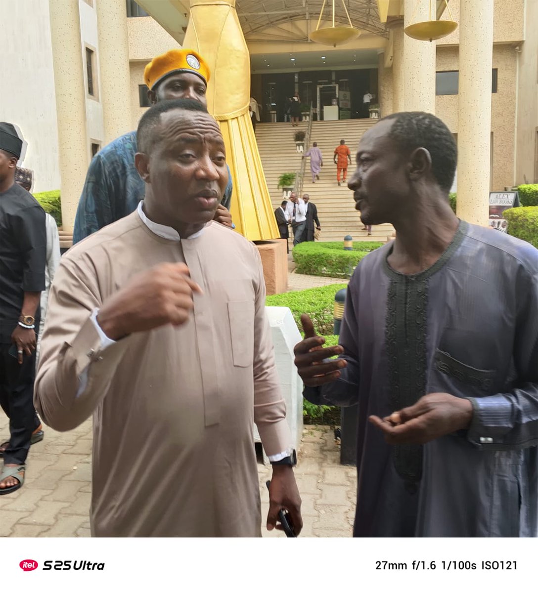 We stood in court today with 11 #EndBadGovernanceInNigeria protesters facing trial for demanding a better Nigeria.
Solidarity forever.

#RevolutionNow