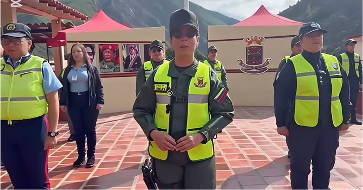 Arr3ch0's tweet photo. Ya vieron la insólita campaña de la FANB contra María Corina Machado ique con mujeres militares, difundida por GJ (Ej) Domingo Antonio Hernández Lárez. Pues pónganle mucha atención a los detalles de las imágenes, manos, escudos, nombres, todas creadas con inteligencia artificial. https://t.co/A3oLT6autP