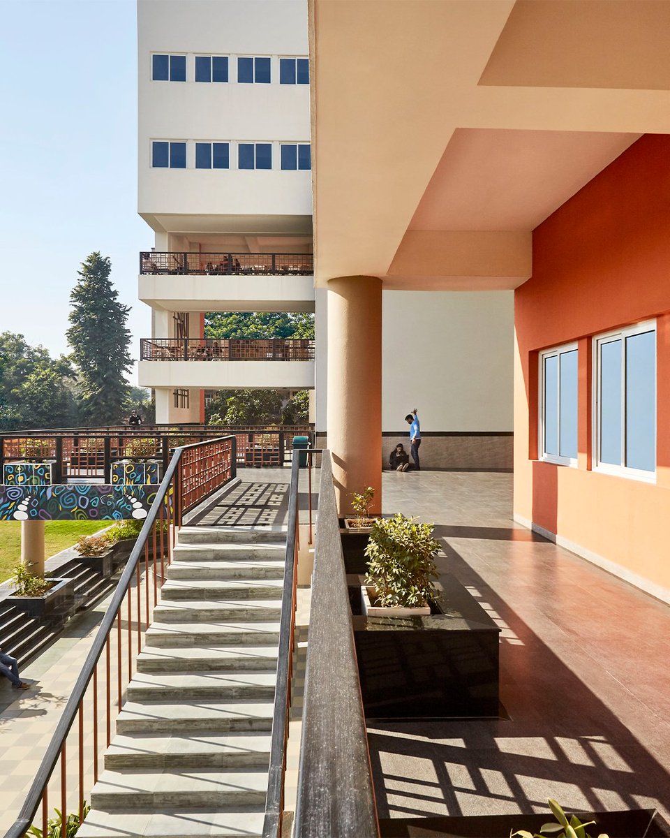 Taking cues from the street structure of Shahjahanabad, Sushant School of Art and Architecture champions walkability and human interaction. A pedestrian system weaves across the site creating  a porous, interconnected network of movement and engagement.

#Morphogenesis