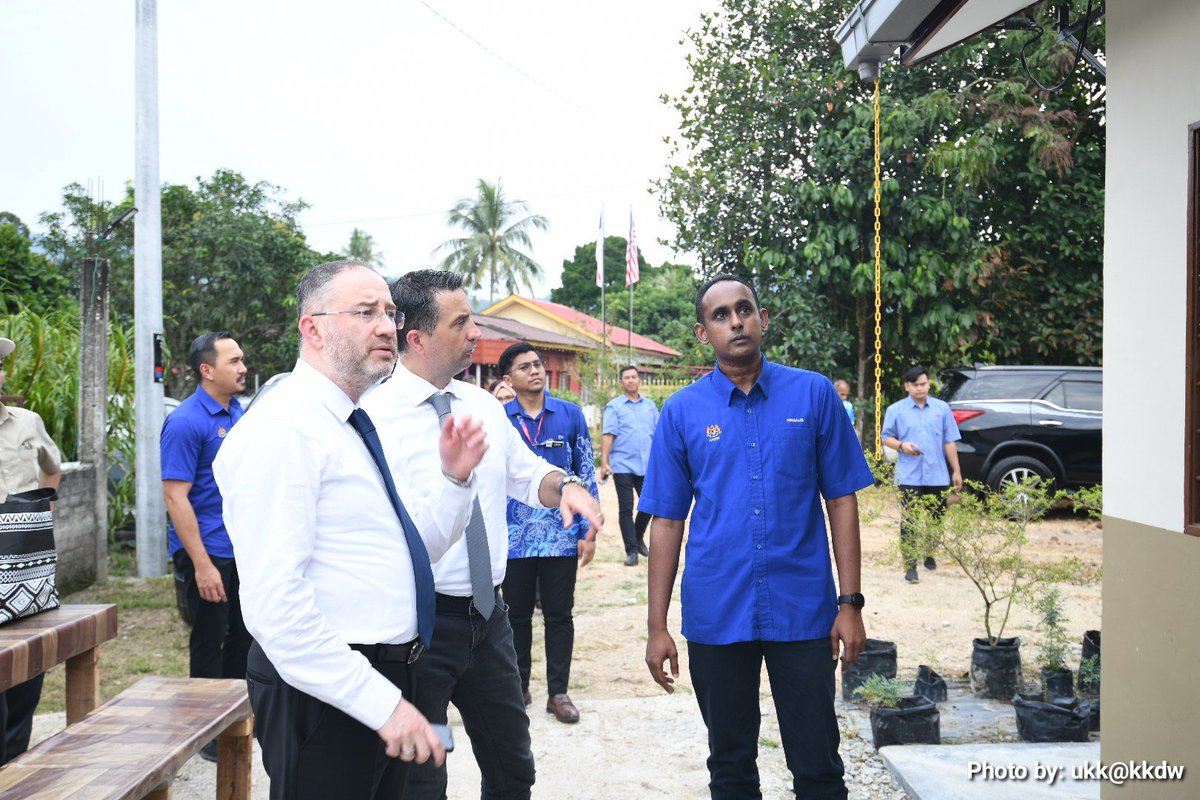 kkdw_gov's tweet photo. 𝐋𝐀𝐖𝐀𝐓𝐀𝐍 𝐊𝐄𝐑𝐉𝐀 𝐒𝐌𝐑 𝐒𝐓𝐑𝐀𝐓𝐄𝐆𝐘 𝐃𝐀𝐍 𝐊𝐄𝐌𝐄𝐍𝐓𝐄𝐑𝐈𝐀𝐍 𝐄𝐊𝐎𝐍𝐎𝐌𝐈 𝐁𝐀𝐆𝐈 𝐊𝐀𝐉𝐈𝐀𝐍 𝐏𝐄𝐑𝐔𝐌𝐀𝐇𝐀𝐍 𝐁𝐄𝐑𝐃𝐀𝐘𝐀 𝐇𝐔𝐍𝐈 𝐃𝐈𝐁𝐀𝐖𝐀𝐇 𝐈𝐍𝐈𝐒𝐈𝐀𝐓𝐈𝐅 𝐂𝐎𝐌𝐂𝐄𝐂

Kementerian Kemajuan Desa dan Wilayah (KKDW) telah menerima kunjungan kerja delegasi daripada Bahagian Pembangunan Ekuiti (BEQT), Kementerian Ekonomi (KE) dan SMR Strategy, sebagai sebahagian daripada pelaksanaan kajian bertemakan “Decent Housing for the Poor in the OIC Member Countries” pada 24 Jun 2025 di Ibu Pejabat KKDW, WP Putrajaya.

Kajian ini dikendalikan oleh SMR Strategy yang dilantik oleh Pejabat Koordinasi Standing Committee for Economic and Commercial Cooperation of the Organization of the Islamic Cooperation (COMCEC), sebuah entiti di bawah Pertubuhan Kerjasama Islam (OIC) yang berpangkalan di Turkiye.

Delegasi telah diketuai oleh Puan Zawati Yusrah binti Zainuddin, Timbalan Pengarah BEQT, bersama Prof. Dr. Ali Hepşen dan Dr. Leven Sümer dari SMR Strategy, dan disambut oleh Tuan Rosmahyuddin bin Baharuddin, Setiausaha Bahagian Antarabangsa KKDW.

Sesi lawatan dimulakan dengan taklimat oleh Bahagian Kesejahteraan Rakyat KKDW mengenai pelaksanaan Program Bantuan Rumah di bawah Skim Pembangunan Kesejahteraan Rakyat (SPKR). Delegasi kemudiannya mengadakan lawatan ke tapak projek SPKR di Alor Gajah, Melaka bagi meninjau pelaksanaan program di peringkat akar umbi.

Lawatan ini merupakan platform perkongsian maklumat dan pengalaman yang dapat menyumbang ke arah penambahbaikan dasar perumahan berdaya huni dalam kalangan negara anggota OIC, khususnya untuk golongan berpendapatan rendah.

#KKDW 
#MalaysiaMadani
#TaatSetia
#PejuangDesa
#MADANIBekerja