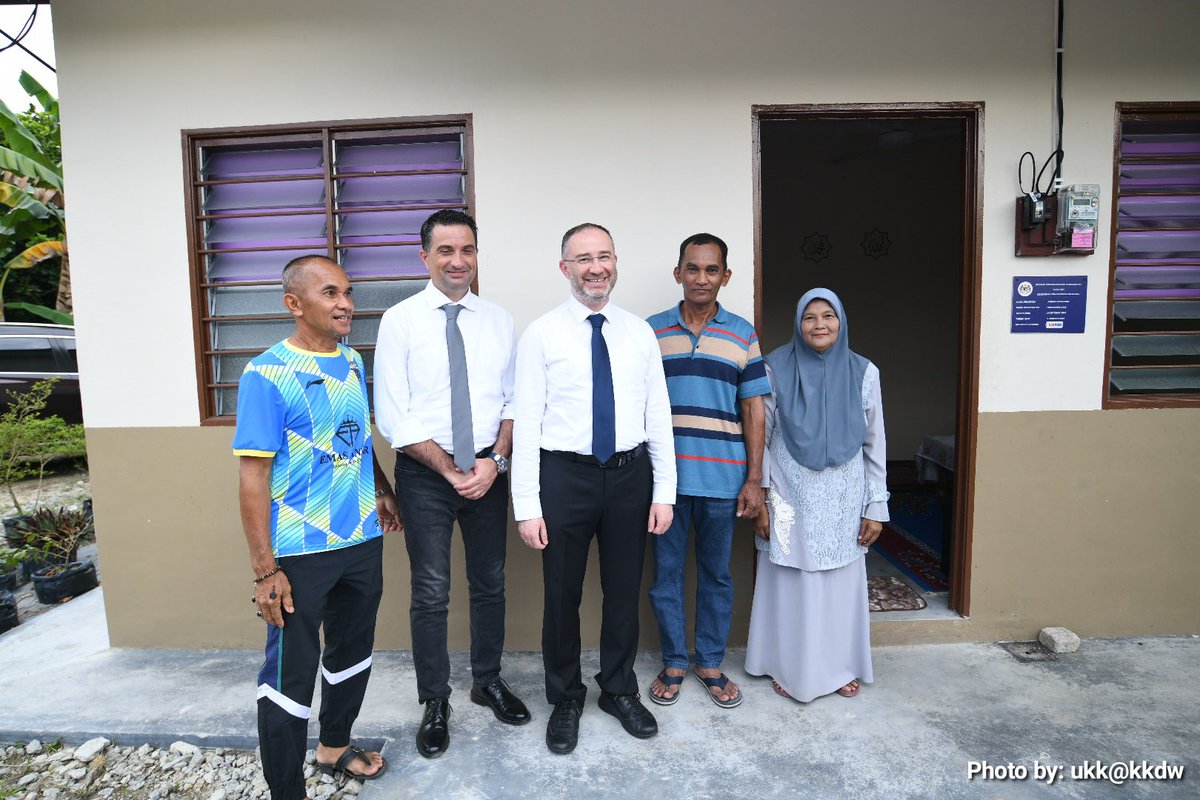 kkdw_gov's tweet photo. 𝐋𝐀𝐖𝐀𝐓𝐀𝐍 𝐊𝐄𝐑𝐉𝐀 𝐒𝐌𝐑 𝐒𝐓𝐑𝐀𝐓𝐄𝐆𝐘 𝐃𝐀𝐍 𝐊𝐄𝐌𝐄𝐍𝐓𝐄𝐑𝐈𝐀𝐍 𝐄𝐊𝐎𝐍𝐎𝐌𝐈 𝐁𝐀𝐆𝐈 𝐊𝐀𝐉𝐈𝐀𝐍 𝐏𝐄𝐑𝐔𝐌𝐀𝐇𝐀𝐍 𝐁𝐄𝐑𝐃𝐀𝐘𝐀 𝐇𝐔𝐍𝐈 𝐃𝐈𝐁𝐀𝐖𝐀𝐇 𝐈𝐍𝐈𝐒𝐈𝐀𝐓𝐈𝐅 𝐂𝐎𝐌𝐂𝐄𝐂

Kementerian Kemajuan Desa dan Wilayah (KKDW) telah menerima kunjungan kerja delegasi daripada Bahagian Pembangunan Ekuiti (BEQT), Kementerian Ekonomi (KE) dan SMR Strategy, sebagai sebahagian daripada pelaksanaan kajian bertemakan “Decent Housing for the Poor in the OIC Member Countries” pada 24 Jun 2025 di Ibu Pejabat KKDW, WP Putrajaya.

Kajian ini dikendalikan oleh SMR Strategy yang dilantik oleh Pejabat Koordinasi Standing Committee for Economic and Commercial Cooperation of the Organization of the Islamic Cooperation (COMCEC), sebuah entiti di bawah Pertubuhan Kerjasama Islam (OIC) yang berpangkalan di Turkiye.

Delegasi telah diketuai oleh Puan Zawati Yusrah binti Zainuddin, Timbalan Pengarah BEQT, bersama Prof. Dr. Ali Hepşen dan Dr. Leven Sümer dari SMR Strategy, dan disambut oleh Tuan Rosmahyuddin bin Baharuddin, Setiausaha Bahagian Antarabangsa KKDW.

Sesi lawatan dimulakan dengan taklimat oleh Bahagian Kesejahteraan Rakyat KKDW mengenai pelaksanaan Program Bantuan Rumah di bawah Skim Pembangunan Kesejahteraan Rakyat (SPKR). Delegasi kemudiannya mengadakan lawatan ke tapak projek SPKR di Alor Gajah, Melaka bagi meninjau pelaksanaan program di peringkat akar umbi.

Lawatan ini merupakan platform perkongsian maklumat dan pengalaman yang dapat menyumbang ke arah penambahbaikan dasar perumahan berdaya huni dalam kalangan negara anggota OIC, khususnya untuk golongan berpendapatan rendah.

#KKDW 
#MalaysiaMadani
#TaatSetia
#PejuangDesa
#MADANIBekerja